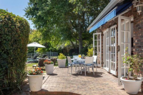 Beautiful 2 bed cottage along Constantia Wine route with pool